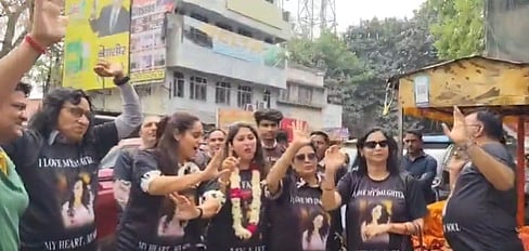 ಮಗಳಿಗೆ ಡಿವೋರ್ಸ್ ಸಿಕ್ಕಿದ ಕೂಡಲೇ ಸಂಭ್ರಮಾಚರಣೆ ಮಾಡಿದ ನಿವೃತ್ತ ನ್ಯಾಯಾಧೀಶನ ಕುಟುಂಬ; Video