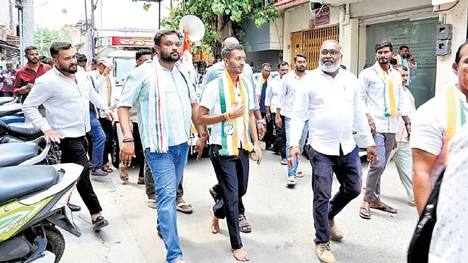 ದಾವಣಗೆರೆ ಉಪಚುನಾವಣೆ: ಸುಡು ಬಿಸಿಲಲ್ಲಿ ಬರಿಗಾಲಲ್ಲಿ ಸಮರ್ಥ್ ಶಾಮನೂರು ಪ್ರಚಾರ..!