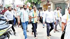 ದಾವಣಗೆರೆ ಉಪಚುನಾವಣೆ: ಸುಡು ಬಿಸಿಲಲ್ಲಿ ಬರಿಗಾಲಲ್ಲಿ ಸಮರ್ಥ್ ಶಾಮನೂರು ಪ್ರಚಾರ..!