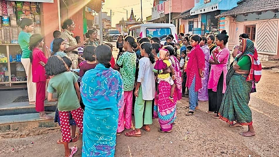 ಬೆಳಗಾವಿಯಲ್ಲಿ ಅಮಾನವೀಯ ಕೃತ್ಯ: ಪತ್ನಿ, ಮಕ್ಕಳನ್ನು ಕೂಡಿ ಹಾಕಿ ಚಿತ್ರಹಿಂಸೆ; ಅಕ್ಕ ಪಡೆಯಿಂದ ರಕ್ಷಣೆ; ಪತಿ ಬಂಧನ