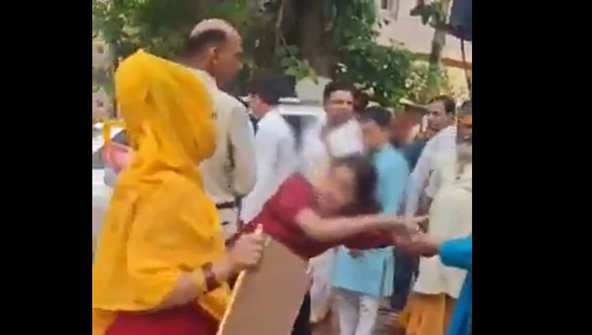 Video Viral: ಬಾಬಾ ನನ್ನ ಮೇಲೆ ಅತ್ಯಾಚಾರ ಎಸಗಿದ್ದಾನೆ; ನಡು ರಸ್ತೆಯಲ್ಲೇ ಅಳುತ್ತಾ ಸಹಾಯಕ್ಕಾಗಿ ಅಂಗಲಾಚಿದ 17 ವರ್ಷದ ಬಾಲಕಿ!