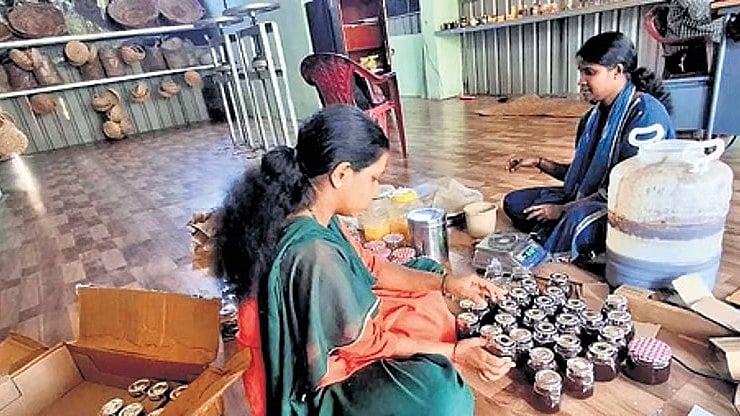 ವನ ಸಂಪತ್ತಿನಿಂದ ಸ್ವಾವಲಂಬಿ ಬದುಕು: ಗಲ್ಫ್ ರಾಷ್ಟ್ರಗಳಿಗೆ ಜೇನು ರಫ್ತು; ಇದು ಕೊರಗ ಜನಾಂಗದ ಯಶೋಗಾಥೆ..!