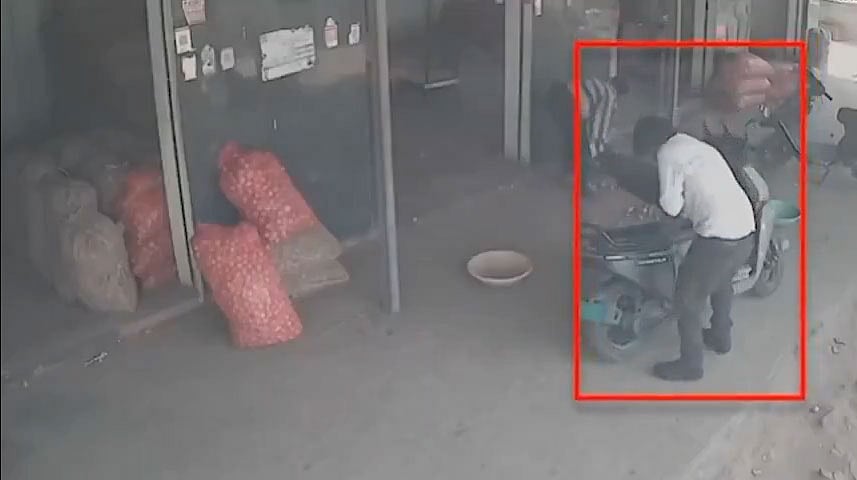 Video: ಈರುಳ್ಳಿ ಖರೀದಿಗೆ ರೈತ ತಂದಿದ್ದ 5 ಲಕ್ಷ ರೂ ಹಣ ಕಳವು; ಖತರ್ನಾಕ್ ಕಳ್ಳನ ಕೈಚಳಕ CCTVಯಲ್ಲಿ ಸೆರೆ!