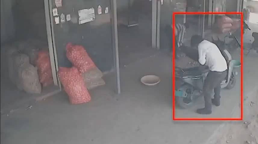 Video: ಈರುಳ್ಳಿ ಖರೀದಿಗೆ ರೈತ ತಂದಿದ್ದ 5 ಲಕ್ಷ ರೂ ಹಣ ಕಳವು; ಖತರ್ನಾಕ್ ಕಳ್ಳನ ಕೈಚಳಕ CCTVಯಲ್ಲಿ ಸೆರೆ!