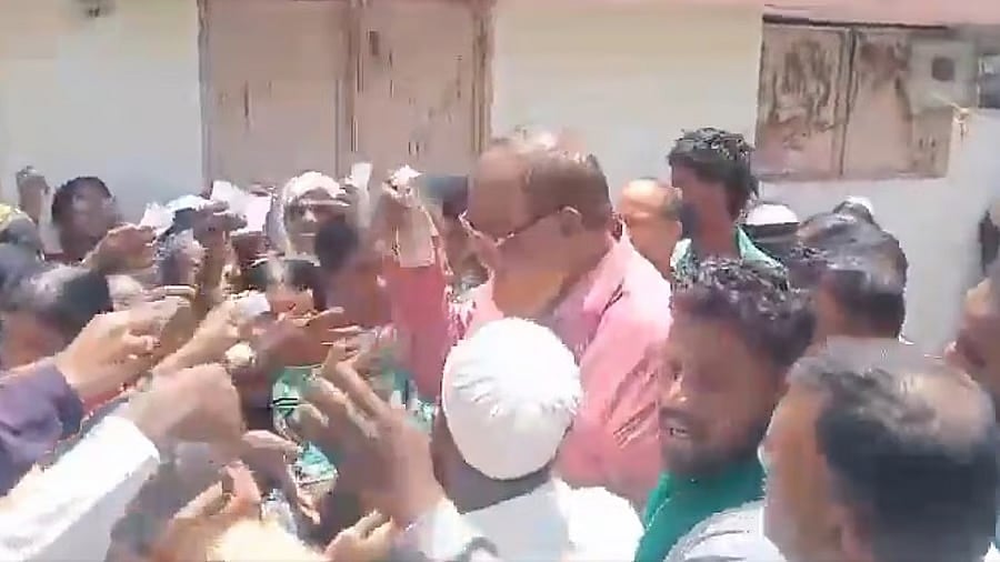 ಬಾಗಲಕೋಟೆಯಲ್ಲಿ 'ವೋಟಿಗಾಗಿ ನೋಟು' ಪ್ರಕರಣ: ವಿಡಿಯೊ ವೈರಲ್; ಕಾಂಗ್ರೆಸ್ ಕಾರ್ಯಕರ್ತನ ವಿರುದ್ಧ FIR ದಾಖಲು