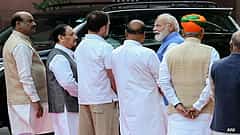 ನಮಸ್ತೆ.. ಏನ್ರೀ ರಾಹುಲ್ ಹೇಗಿದ್ದೀರಾ? ಪ್ರಧಾನಿ ಮೋದಿ-ರಾಹುಲ್ ಗಾಂಧಿ ಅಪರೂಪದ ಮುಖಾಮುಖಿ! Video