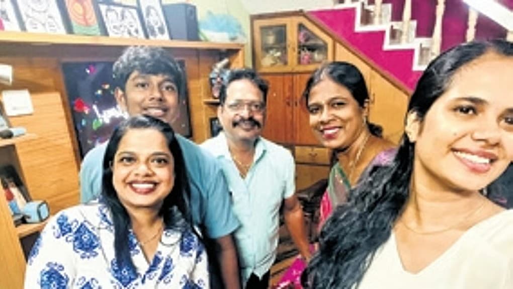 ತನ್ನ ಕುಟುಂಬದೊಂದಿಗೆ ಮೋಹನ್ ರಾಜ್ 