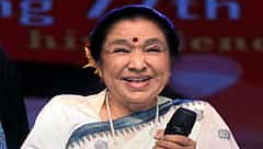 16ನೇ ವಯಸ್ಸಿಗೆ ಲತಾ ಮಂಗೇಶ್ಕರ್ ಸೆಕ್ರೆಟರಿ ಜೊತೆ ಓಡಿಹೋಗಿ ವಿವಾಹ: ಕಣ್ಣೆದುರೆ ಇಬ್ಬರು ಮಕ್ಕಳನ್ನು ಕಳೆದುಕೊಂಡ ಆಶಾ ಭೋಸ್ಲೆ!