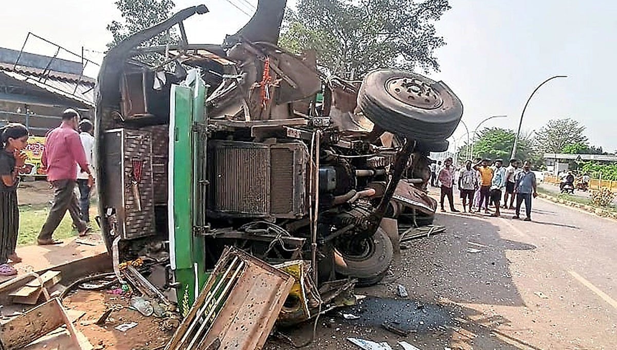 ಶಿವಮೊಗ್ಗ: ಶಿಕಾರಿಪುರದಲ್ಲಿ ಖಾಸಗಿ ಬಸ್ ಪಲ್ಟಿ; 17 ಪ್ರಯಾಣಿಕರಿಗೆ ಗಾಯ