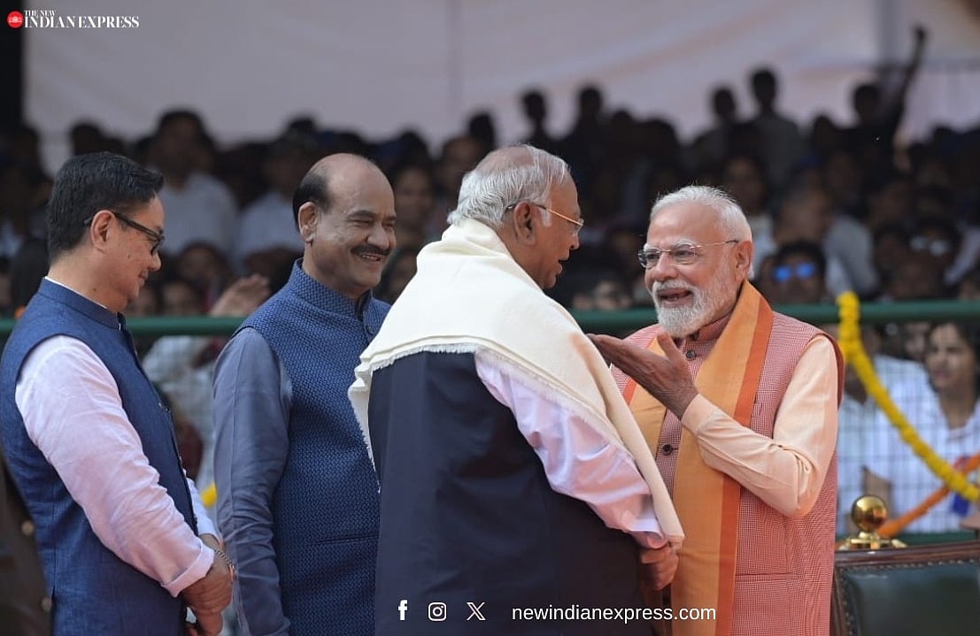 ಡಾ ಅಂಬೇಡ್ಕರ್ ಜಯಂತಿ ಕಾರ್ಯಕ್ರಮ: ನಗುತ್ತಾ ಪರಸ್ಪರ ಖುಷಿಯಾಗಿ ಕಂಡ ಮೋದಿ-ಖರ್ಗೆ; Video