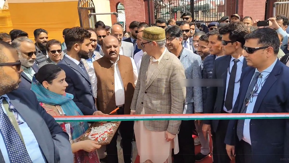 ತ್ರಿವರ್ಣ ಧ್ವಜ ಬಣ್ಣದ ರಿಬ್ಬನ್ ಕತ್ತರಿಸಲು ನಿರಾಕರಿಸಿದ Omar Abdullah; ಗೌರವಯುತವಾಗಿ ಬದಲು! Video