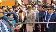 ತ್ರಿವರ್ಣ ಧ್ವಜ ಬಣ್ಣದ ರಿಬ್ಬನ್ ಕತ್ತರಿಸಲು ನಿರಾಕರಿಸಿದ Omar Abdullah; ಗೌರವಯುತವಾಗಿ ಬದಲು! Video