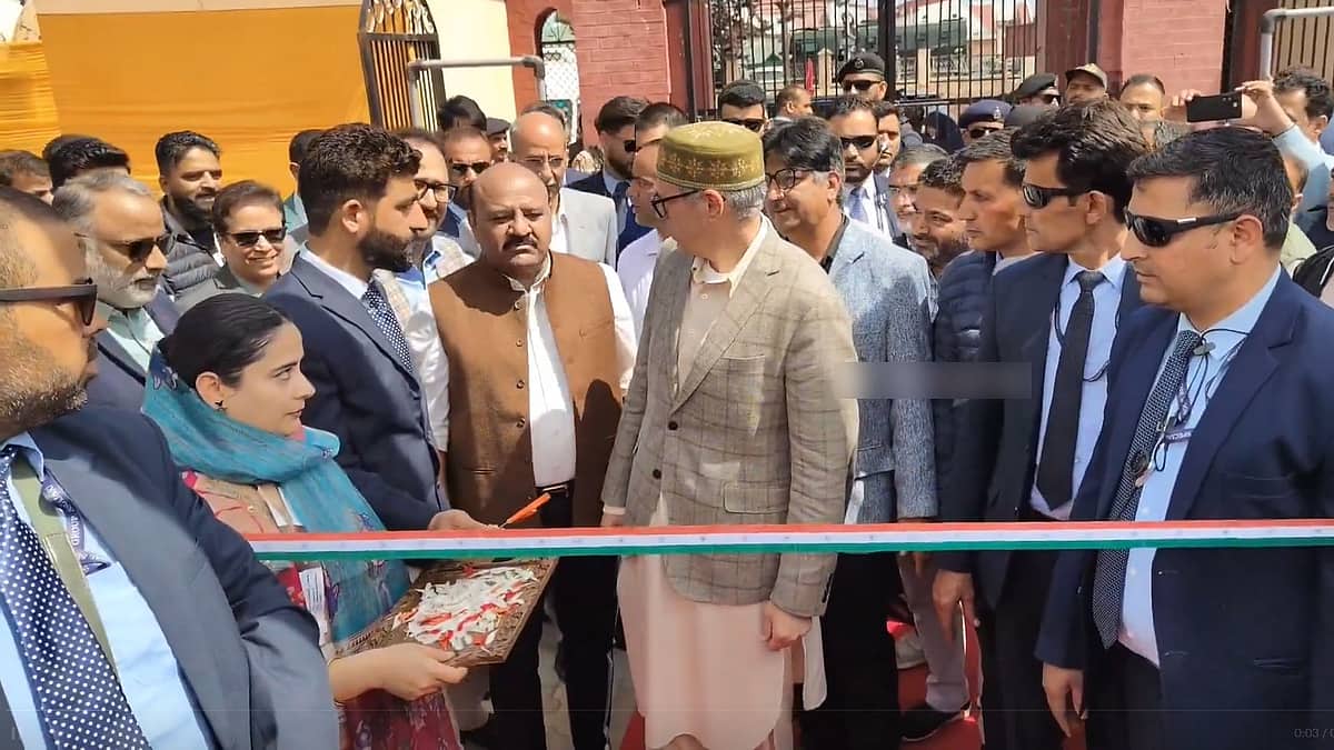 ತ್ರಿವರ್ಣ ಧ್ವಜ ಬಣ್ಣದ ರಿಬ್ಬನ್ ಕತ್ತರಿಸಲು ನಿರಾಕರಿಸಿದ Omar Abdullah; ಗೌರವಯುತವಾಗಿ ಬದಲು! Video