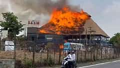 ಬೆಂಗಳೂರಿನಲ್ಲಿ ಭಾರೀ ಅಗ್ನಿ ಅವಘಡ: ತಿಂಗಳ ಹಿಂದಷ್ಟೇ ಆರಂಭವಾಗಿದ್ದ 'ಶುದ್ಧ ತಿಂಡಿ' ಹೋಟೆಲ್ ಸುಟ್ಟು ಭಸ್ಮ
