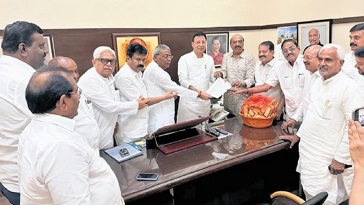 ಸಂಪುಟ ಪುನಾರಚನೆ ಸರ್ಕಸ್; ಶಾಸಕರ ಮಿಷನ್ ಸಕ್ಸಸ್: ರಣದೀಪ್ ಸುರ್ಜೇವಾಲ ಭೇಟಿ; ಸಿದ್ದರಾಮಯ್ಯ ಕಾರ್ಯ ವೈಖರಿ ಬಗ್ಗೆ ಖರ್ಗೆ ಅಸಮಾಧಾನ!