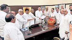 ಸಂಪುಟ ಪುನಾರಚನೆ ಸರ್ಕಸ್; ಶಾಸಕರ ಮಿಷನ್ ಸಕ್ಸಸ್: ರಣದೀಪ್ ಸುರ್ಜೇವಾಲ ಭೇಟಿ; ಸಿದ್ದರಾಮಯ್ಯ ಕಾರ್ಯ ವೈಖರಿ ಬಗ್ಗೆ ಖರ್ಗೆ ಅಸಮಾಧಾನ!