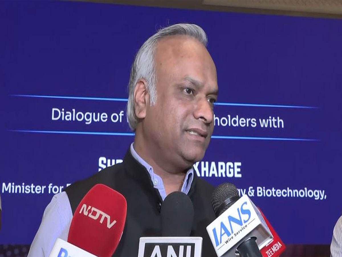 ಕಾಂಗ್ರೆಸ್ ಶಾಸಕ, ಪುತ್ರರ ಮನೆ ಮೇಲೆ ದಾಳಿ: ಬಿಜೆಪಿಗೆ IT, ED ಮತ್ತು CBI ರಾಜಕೀಯ ಸಾಧನಗಳಾಗಿವೆ ಎಂದ ಪ್ರಿಯಾಂಕ್ ಖರ್ಗೆ!