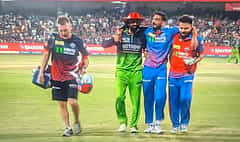 RCB vs DC ಪಂದ್ಯದ ವೇಳೆ ಗಾಯಗೊಂಡ ಅಕ್ಷರ್ ಪಟೇಲ್‌; ಓಡಿಬಂದು ಹೆಗಲು ನೀಡಿದ ಕೃನಾಲ್ ಪಾಂಡ್ಯ ನಡೆಗೆ ಮೆಚ್ಚುಗೆ!