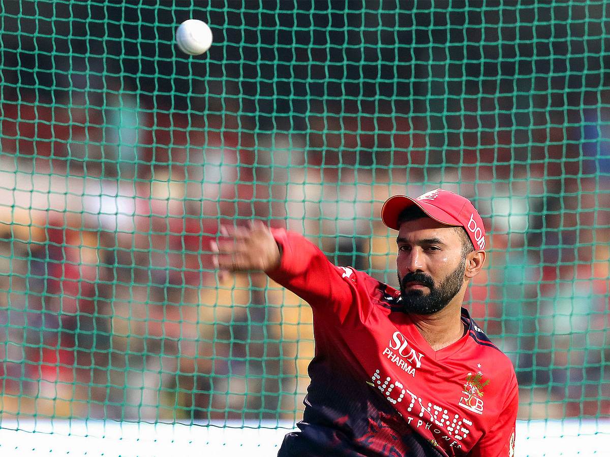 'ನಾವು 175 ರನ್ಗಳು 190 ಆಗಿ ಕಾಣುವಂತೆ ಮಾಡಿದೆವು': ಡೆಲ್ಲಿ ವಿರುದ್ಧ ಸೋತರೂ ತಂಡವನ್ನು ಶ್ಲಾಘಿಸಿದ RCB ಮೆಂಟರ್ ದಿನೇಶ್ ಕಾರ್ತಿಕ್
