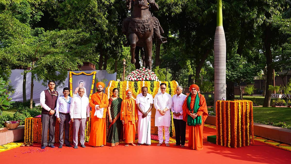 ಸಂಸತ್ ಆವರಣದಲ್ಲಿ ಬಸವ ಜಯಂತಿ: ಜಗಜ್ಯೋತಿ ಬಸವೇಶ್ವರ ಪ್ರತಿಮೆಗೆ ಪುಷ್ಪ ನಮನ ಸಲ್ಲಿಸಿದ ಹೆಚ್.ಡಿ ಕುಮಾರಸ್ವಾಮಿ!