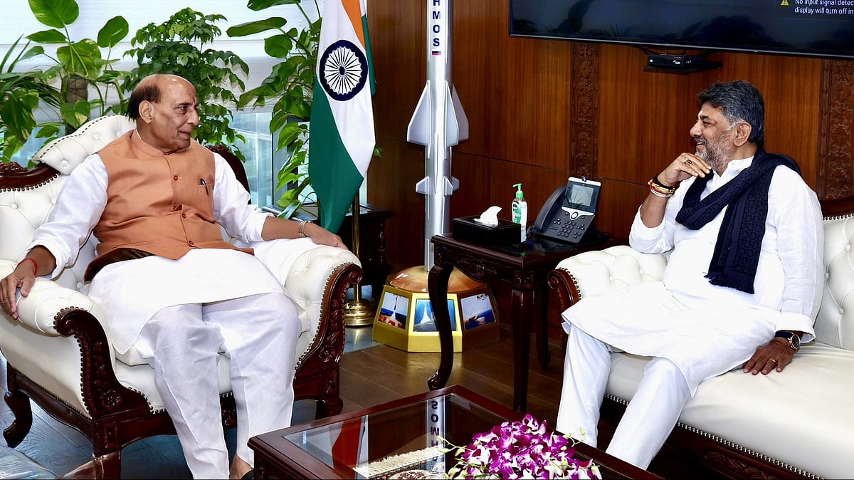 ಕಟ್ಟಡಗಳ ಎತ್ತರದ ನಿರ್ಬಂಧ ಬೆಂಗಳೂರಿನ ಪ್ರಗತಿಗೆ ಅಡ್ಡಿ, ಸಡಿಲಗೊಳಿಸಿ: ಕೇಂದ್ರ ಸಚಿವ ರಾಜನಾಥ್ ಸಿಂಗ್‍ಗೆ ಡಿಕೆ ಶಿವಕುಮಾರ್ ಮನವಿ