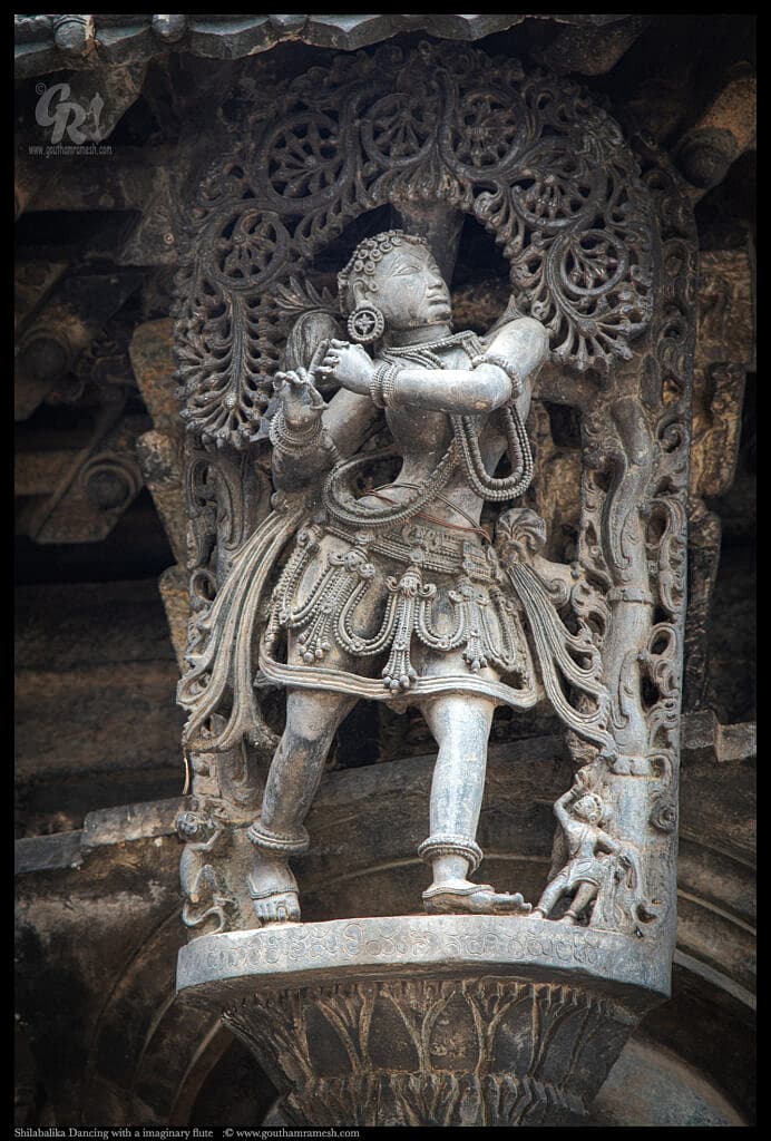 ಬೇಲೂರು ಚೆನ್ನಕೇಶವ ದೇವಾಲಯದ ಹೊರಭಾಗದ ಗೋಡೆಯ ಮೇಲಿರುವ ಪ್ರಸಿದ್ಧ ಶಿಲ್ಪಕಲೆ