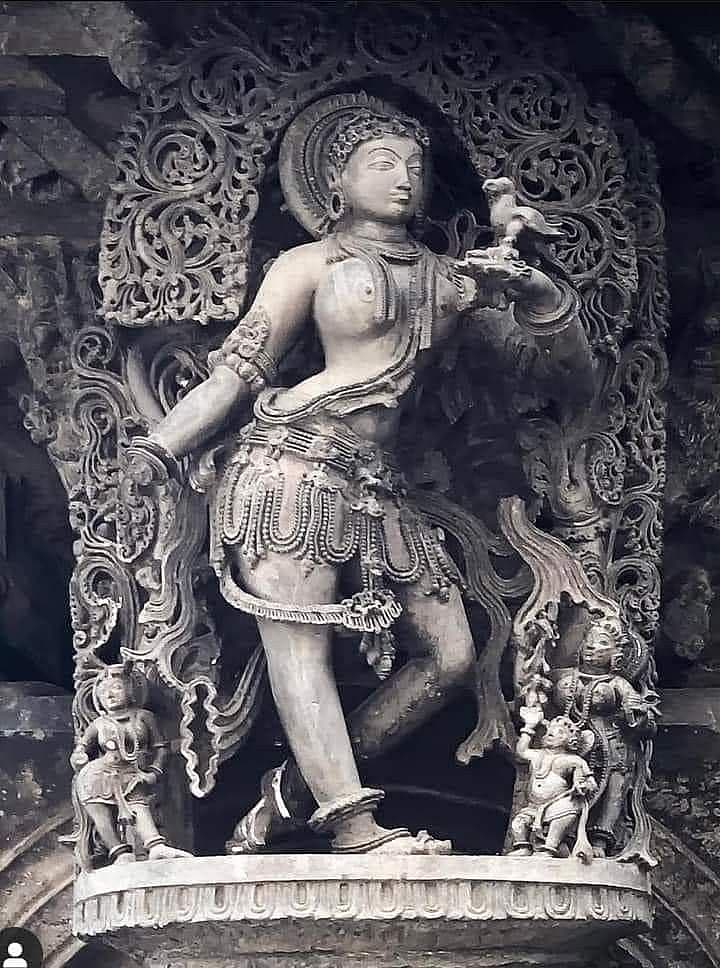 ಬೇಲೂರಿನ ಪ್ರಸಿದ್ಧ  ಚೆನ್ನಕೇಶವ ದೇವಾಲಯದಲ್ಲಿರುವ ಶಿಲ್ಪಕಲೆ