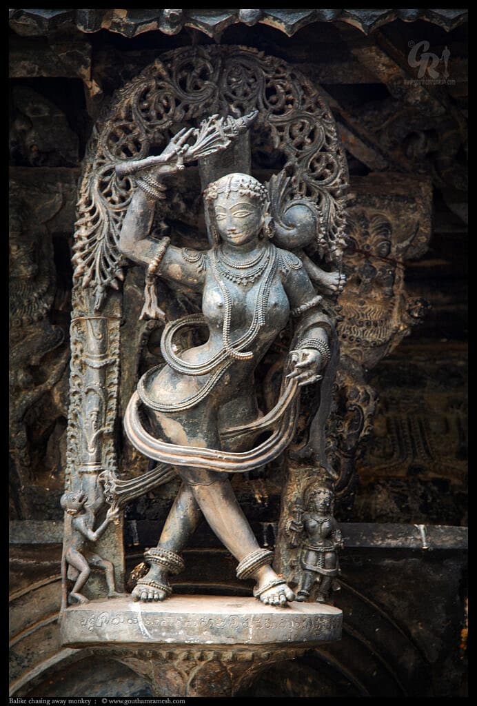 ಬೇಲೂರು ಚೆನ್ನಕೇಶವ ದೇವಾಲಯದ ಹೊರಭಾಗದ ಗೋಡೆಯ ಮೇಲಿರುವ ಪ್ರಸಿದ್ಧ ಶಿಲ್ಪಕಲೆ