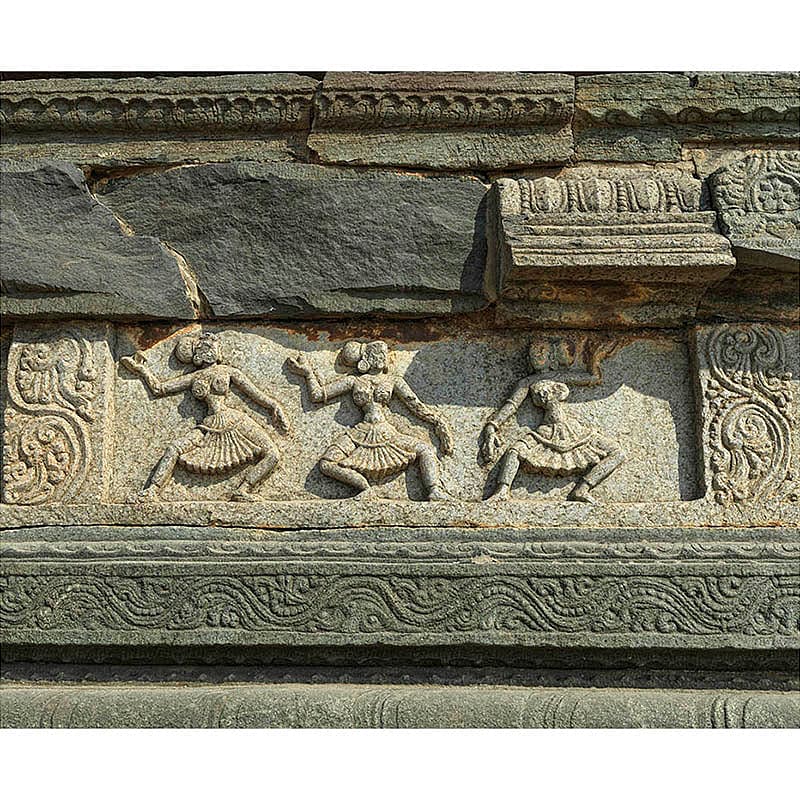ಹಂಪಿಯ ಹಜಾರ ರಾಮ ದೇವಾಲಯದ ಹೊರಭಾಗದ ಗೋಡೆಯ ಮೇಲಿರುವ ಸುಂದರವಾದ ಕೆತ್ತನೆ.
