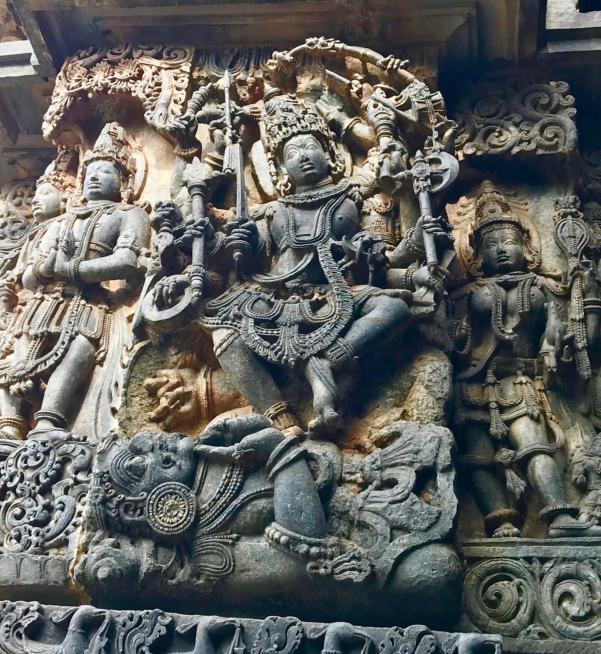 ಹೊಯ್ಸಳೇಶ್ವರ ದೇವಾಲಯದಲ್ಲಿರುವ ಶಿಲ್ಪಕಲೆ