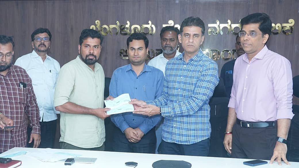 ಕಾಂಪೌಂಡ್ ಗೋಡೆ ಕುಸಿದು ಏಳು ಮಂದಿ ಸಾವು: ಮೃತರ ಕುಟುಂಬಕ್ಕೆ ತಲಾ 5 ಲಕ್ಷ ರೂ ಮೊತ್ತದ ಪರಿಹಾರ ಚೆಕ್ ವಿತರಣೆ!