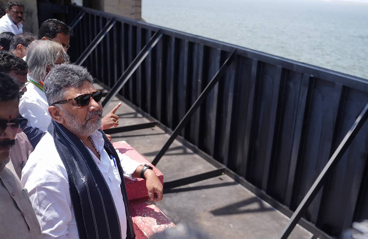 ಹೊಸಪೇಟೆ ತುಂಗಭದ್ರಾ ಜಲಾಶಯಕ್ಕೆ ಡಿಸಿಎಂ ಡಿಕೆಶಿ ಭೇಟಿ; 33 ಹೊಸ ಕ್ರಸ್ಟ್ಗೇಟ್ ಅಳವಡಿಕೆ ವೀಕ್ಷಣೆ; Video