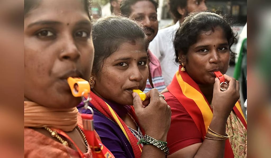 'ಅಭ್ಯರ್ಥಿಗಳು ಮುಖ್ಯವಲ್ಲ', 'ವಿಜಯ್ ಅಣ್ಣ'ನಿಗಾಗಿ ಶಿಳ್ಳೆ ಆರಿಸಿಕೊಂಡೆವು; ತಮಿಳುನಾಡು ಮತದಾರ ಪ್ರಭುವಿನ ಮನದಾಳದ ಮಾತು!