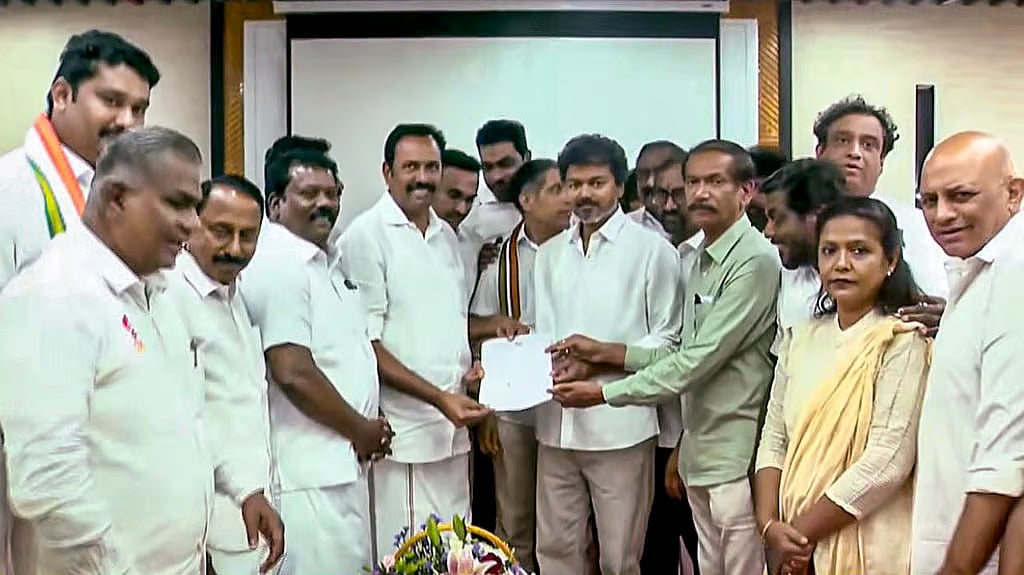 TVKಗೆ ಕಾಂಗ್ರೆಸ್ ಬೆಂಬಲ: ಕೈ ಶಾಸಕರಿಗೆ ಹೂವಿನ ಹಾರ, ರೇಷ್ಮೆ ಶಾಲು ಹೊದಿಸಿ ಸ್ವಾಗತಿಸಿದ ವಿಜಯ್