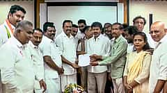 TVKಗೆ ಕಾಂಗ್ರೆಸ್ ಬೆಂಬಲ: ಕೈ ಶಾಸಕರಿಗೆ ಹೂವಿನ ಹಾರ, ರೇಷ್ಮೆ ಶಾಲು ಹೊದಿಸಿ ಸ್ವಾಗತಿಸಿದ ವಿಜಯ್
