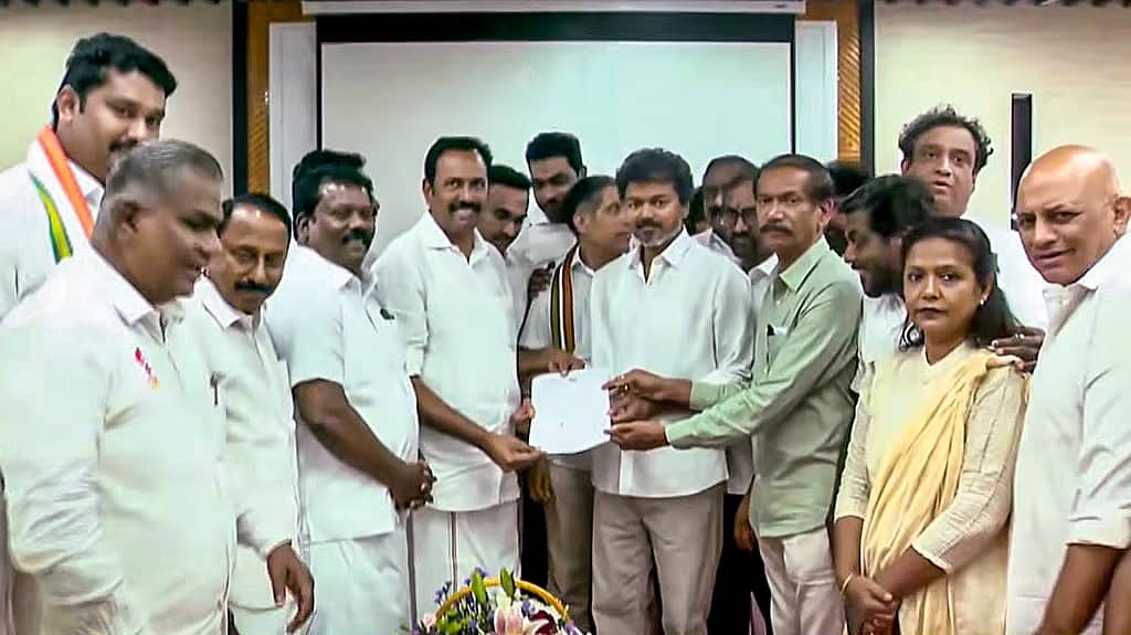 TVKಗೆ ಕಾಂಗ್ರೆಸ್ ಬೆಂಬಲ: ಕೈ ಶಾಸಕರಿಗೆ ಹೂವಿನ ಹಾರ, ರೇಷ್ಮೆ ಶಾಲು ಹೊದಿಸಿ ಸ್ವಾಗತಿಸಿದ ವಿಜಯ್
