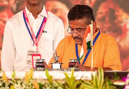 ಚುನಾವಣಾ ಆಯೋಗದ ವಿಶೇಷ ವೀಕ್ಷಕರಾಗಿದ್ದ ವ್ಯಕ್ತಿ ಬಂಗಾಳ CM ಸಲಹೆಗಾರರಾಗಿ ನೇಮಕ; ಸುವೇಂದು ನಡೆ ಪ್ರತಿಪಕ್ಷಗಳ ಆರೋಪಕ್ಕೆ ಪುಷ್ಟಿ?