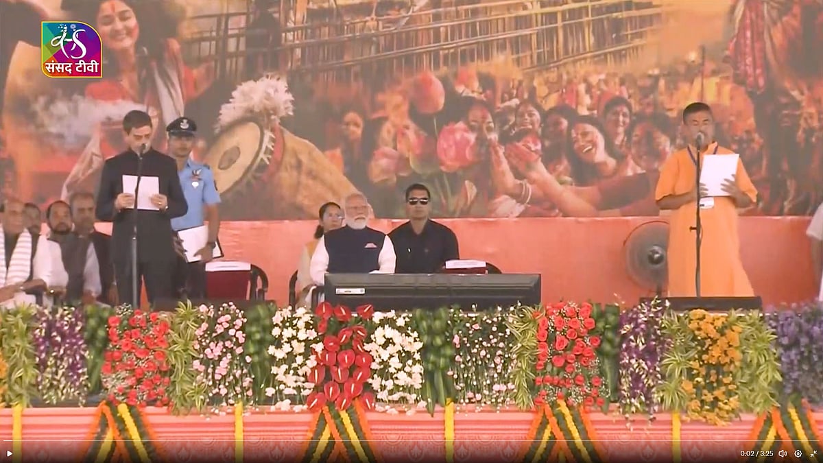 ಐಪಶ್ಚಿಮ ಬಂಗಾಳದ ಮೊದಲ ಬಿಜೆಪಿ ಸಿಎಂ ಆಗಿ ಸುವೇಂದು ಅಧಿಕಾರಿ ಪ್ರಮಾಣ ವಚನ ಸ್ವೀಕಾರ; ಹೊಸ ರಾಜಕೀಯ ಯುಗಕ್ಕೆ ಚಾಲನೆ; Video