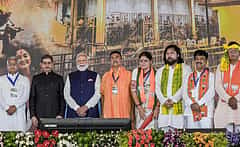 ಜನಶಕ್ತಿಗೆ ತಲೆಬಾಗುತ್ತೇನೆ ಎಂದು ಮಂಡಿಯೂರಿ ನಮಸ್ಕರಿಸಿದ ಪ್ರಧಾನಿ ಮೋದಿ: ಸುವೇಂದು ಅಧಿಕಾರಿ ಪ್ರಮಾಣವಚನಕ್ಕೆ ಯಾರ್ಯಾರು ಬಂದಿದ್ದರು? Video