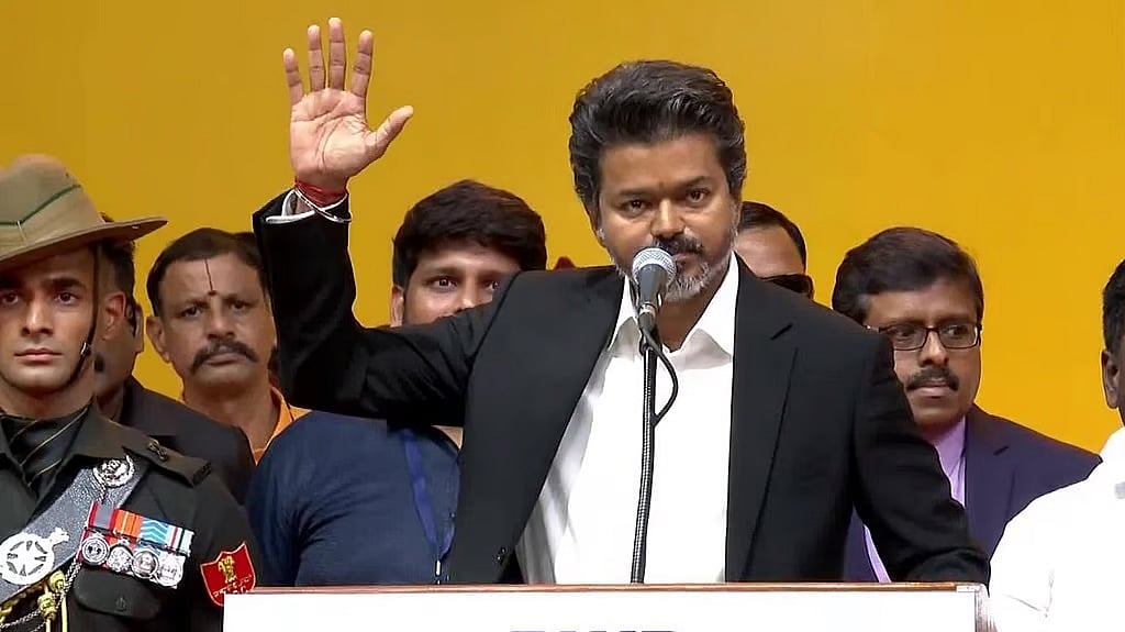 ತಮಿಳುನಾಡಿನಲ್ಲಿ 'ದಳಪತಿ' ವಿಜಯ್ ರಾಜ್ಯಭಾರ: ಮುಖ್ಯಮಂತ್ರಿಯಾಗಿ ಪ್ರಮಾಣವಚನ ಸ್ವೀಕಾರ; MGR-ಜಯಲಲಿತಾ ಬಳಿಕ CM ಗದ್ದುಗೆ ಏರಿದ ಮತ್ತೊಬ್ಬ ಸಿನಿ ದಿಗ್ಗಜ!