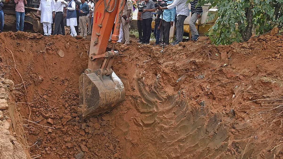 ಬೆಂಗಳೂರು: Bescom ದುರಸ್ತಿ ಕಾರ್ಯ ವೇಳೆ ಕಾವೇರಿ ನೀರಿನ ಪೈಪ್ಲೈನ್ ಕಟ್ ಮಾಡಿದ ಸಿಬ್ಬಂದಿ!