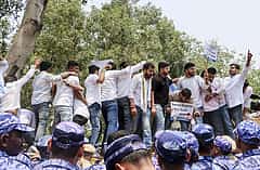 ಪ್ರಶ್ನೆ ಪತ್ರಿಕೆ ಸೋರಿಕೆ: NEET UG 2026 ರದ್ದು, ಸಿಬಿಐ ತನಿಖೆಗೆ ಆದೇಶ; ದೆಹಲಿಯಲ್ಲಿ ಭುಗಿಲೆದ್ದ ಪ್ರತಿಭಟನೆ; Video