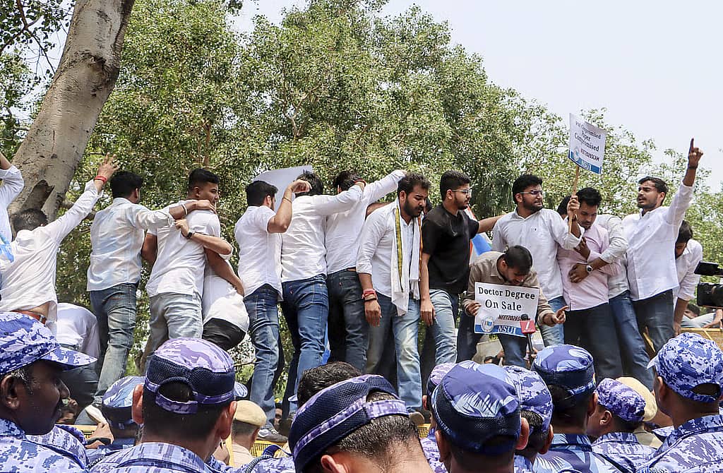ಪ್ರಶ್ನೆ ಪತ್ರಿಕೆ ಸೋರಿಕೆ: NEET UG 2026 ರದ್ದು, ಸಿಬಿಐ ತನಿಖೆಗೆ ಆದೇಶ; ದೆಹಲಿಯಲ್ಲಿ ಭುಗಿಲೆದ್ದ ಪ್ರತಿಭಟನೆ; Video