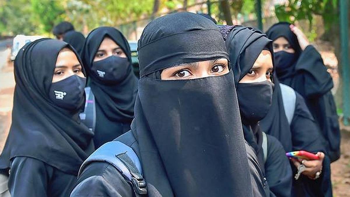 2022ರ BJP ಸರ್ಕಾರದ ಆದೇಶ ವಾಪಸ್: ಕೇಸರಿ ಶಾಲು ಇಲ್ಲ, ಹಿಜಾಬ್ಗೆ ಅವಕಾಶ!