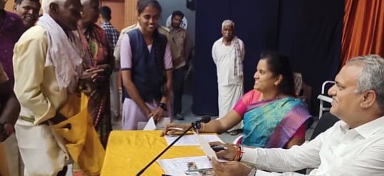 ಶಾಸಕರ ಮುಂದೆ ಪಟಾಪಟ್ ಇಂಗ್ಲೀಷ್, ಹಿಂದಿಯಲ್ಲಿ ಮಾತನಾಡಿ ದಂಗುಬಡಿಸಿದ ತುಮಕೂರಿನ ವೃದ್ಧ ರೈತ; Video