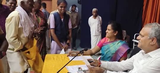 ಶಾಸಕರ ಮುಂದೆ ಪಟಾಪಟ್ ಇಂಗ್ಲೀಷ್, ಹಿಂದಿಯಲ್ಲಿ ಮಾತನಾಡಿ ದಂಗುಬಡಿಸಿದ ತುಮಕೂರಿನ ವೃದ್ಧ ರೈತ; Video
