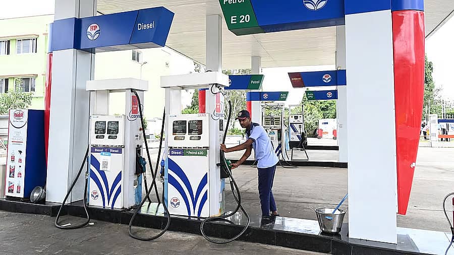 Petrol-Diesel ಬೆಲೆ ಏರಿಕೆ; ಬೆಂಗಳೂರಿನಲ್ಲಿ ಲೀಟರ್ ಪೆಟ್ರೋಲ್ ಬೆಲೆ 106.17 ರೂ; ದೇಶದ ಮೆಟ್ರೊ ಸಿಟಿಗಳಲ್ಲಿ ನೂತನ ದರ ಹೀಗಿದೆ...