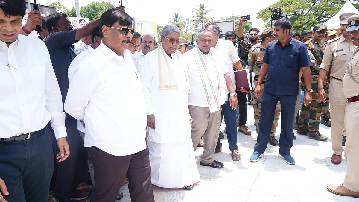 ಗುಣಮಟ್ಟ ಕಾಪಾಡಿ, ಕಾಲಮಿತಿಯಲ್ಲಿ ಕಾಮಗಾರಿ ಪೂರ್ಣಗೊಳಿಸಿ: ಅಧಿಕಾರಿಗಳಿಗೆ ಮುಖ್ಯಮಂತ್ರಿ ಸಿದ್ದರಾಮಯ್ಯ ಸೂಚನೆ