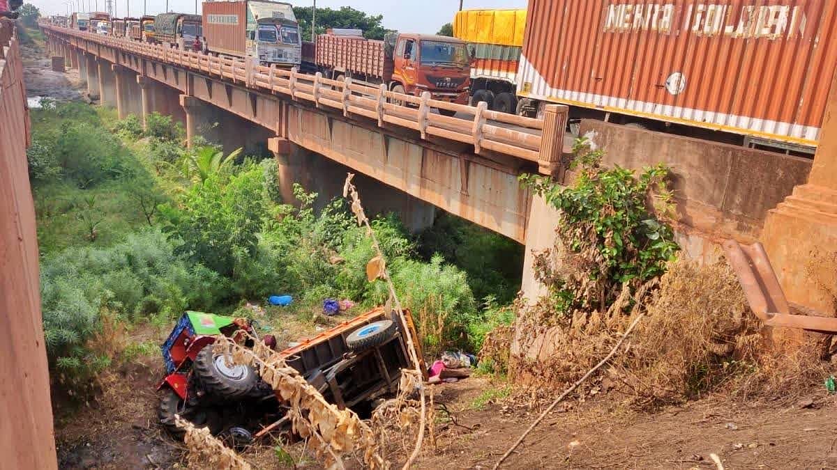 ಕೊಪ್ಪಳ: ಲಾರಿ ಡಿಕ್ಕಿ; ಸೇತುವೆ ಮೇಲಿಂದ ಕೆಳಗೆ ಬಿದ್ದ ಟ್ರ್ಯಾಕ್ಟರ್; ಒಂದೇ ಕುಟುಂಬದ ಆರು ಮಂದಿ ದುರ್ಮರಣ! Video