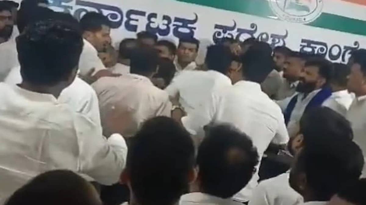NEET ಪ್ರತಿಭಟನೆ ಸಂಬಂಧ ಕರೆಯಲಾಗಿದ್ದ ಸಭೆ ರಣಾಂಗಣ: ಕಾಂಗ್ರೆಸ್ ಕಾರ್ಯಕರ್ತರ ನಡುವೆ ಮಾರಾಮಾರಿ! Video
